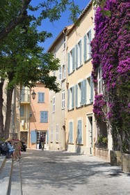 France, Var (83), Saint-Tropez, rue des Pêcheurs dans la vieille ville