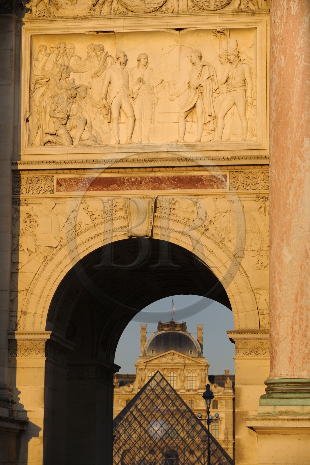 France, Paris (75), Arc de Triomphe de la place du Carrousel du Louvre et Pyramide par l'architecte Ieoh Ming Pei en arrière-plan