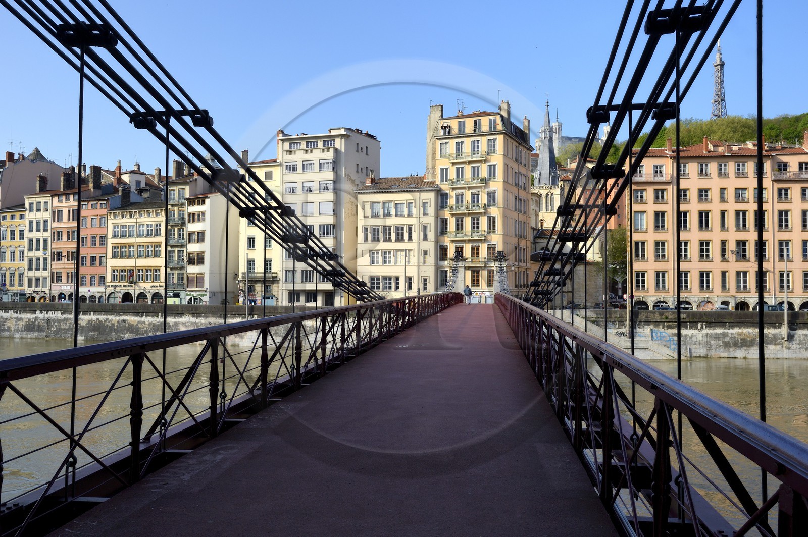 France, Rhône (69), Lyon, site historique classé Patrimoine Mondial de l'UNESCO, quai Bondy et la passerelle Saint Vincent sur la Saône, l'église Saint Paul, la basilique Notre Dame de Fourvière et la tour métallique en arrière plan