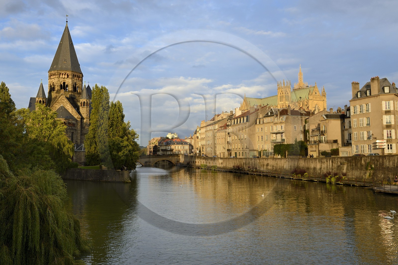 France, Moselle (57), Metz, Ile du Petit-Saulcy, le temple neuf ou église des allemands de culte protestant reformé et les berges de la Moselle canalisée avec la cathédrale Saint-Etienne en arrière plan à droite
