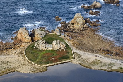 France, Côtes-d'Armor (22), Côte d'Ajoncs, Plougrescant, Anse de Pors Scaff, la petite maison de Castel Meur, toute représentation commerciale de cette maison est interdite (vue aérienne)
