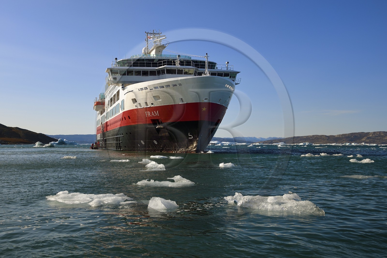 Groenland, cote ouest, baie de Disko, le bateau de croisière MS Fram de la compagnie Hurtigruten au mouillage dans la baie de Quervain