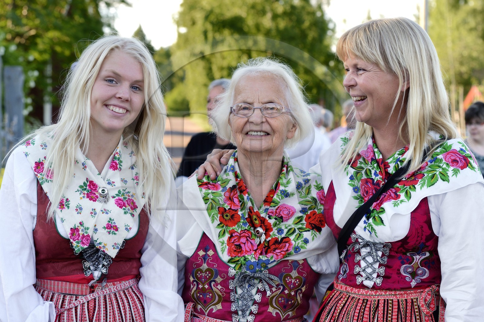 Suède, comté de Dalécarlie, région de Leksand, célébrations du solstice d'été dans le petit hameau de Hjulbäck, trois femmes en costumes traditionnels, grand-mère, mère et fille