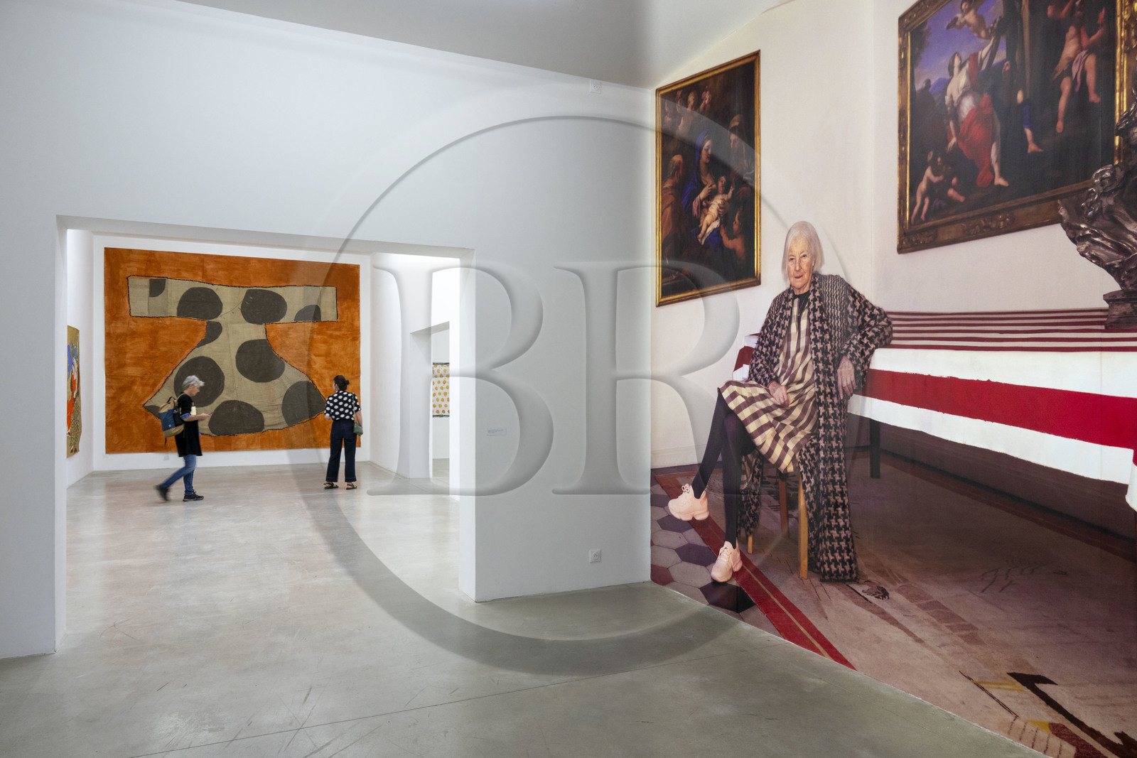 France, Côte-d'Or (21), Dijon, le Consortium Museum, centre d'art contemporain ouvert en 2011 conçu par les architectes Shigeru Ban et Jean de Gastines, Portrait d'Isabella Ducrot dans son appartement (2024) par la photographe Laura Sciacovelli