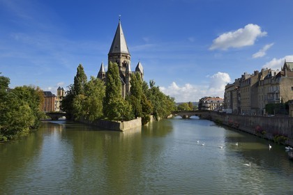 France, Moselle (57), Metz, Ile du Petit-Saulcy, le temple neuf ou église des allemands de culte protestant reformé et les berges de la Moselle canalisée
