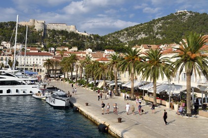 Croatie, Dalmatie, cote dalmate, Ile de Hvar, les quais de la ville de Hvar dominé par la Forteresse Espagnole