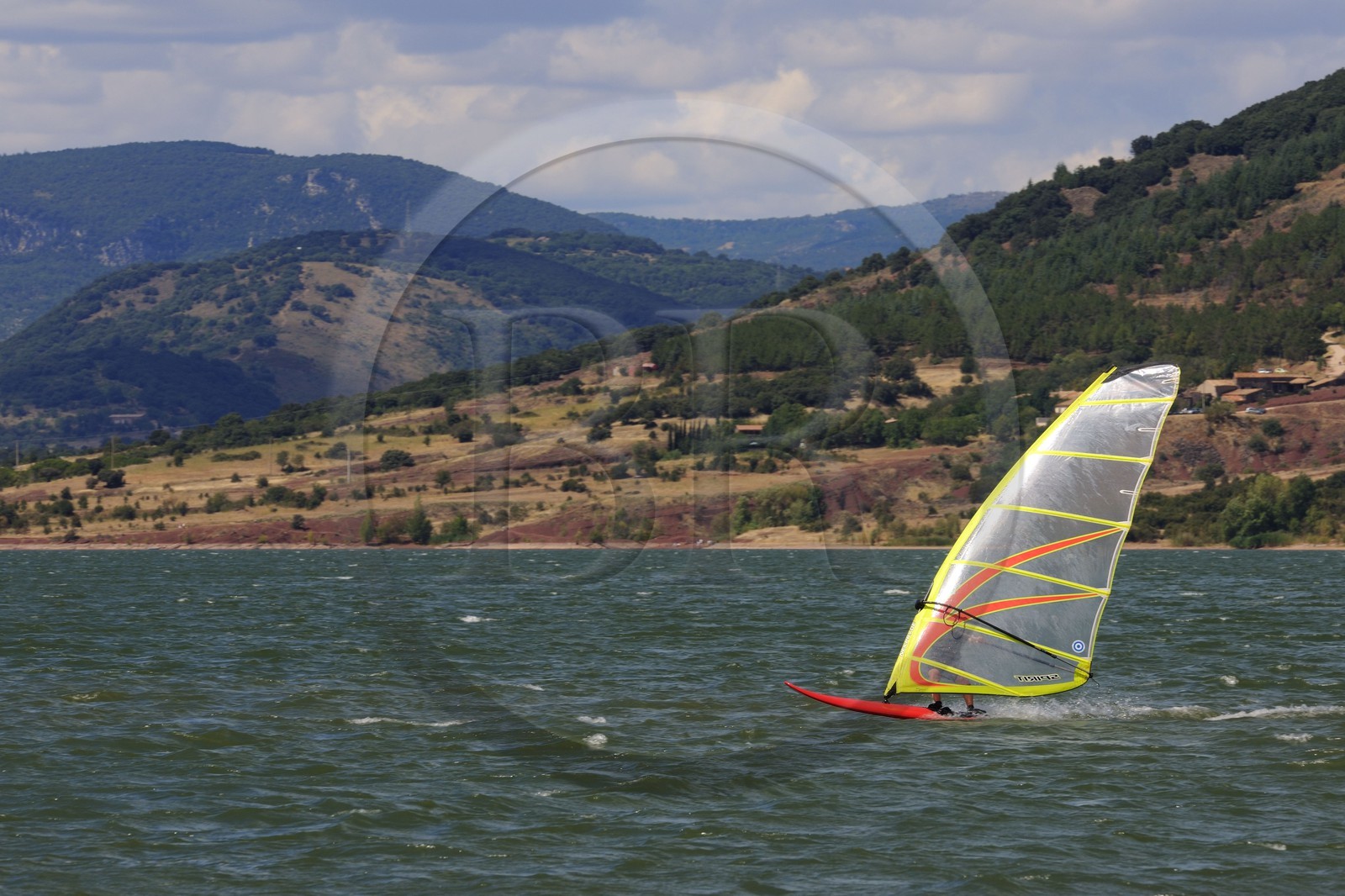 France, Hérault (34), planche à voile sur le lac de Salagou