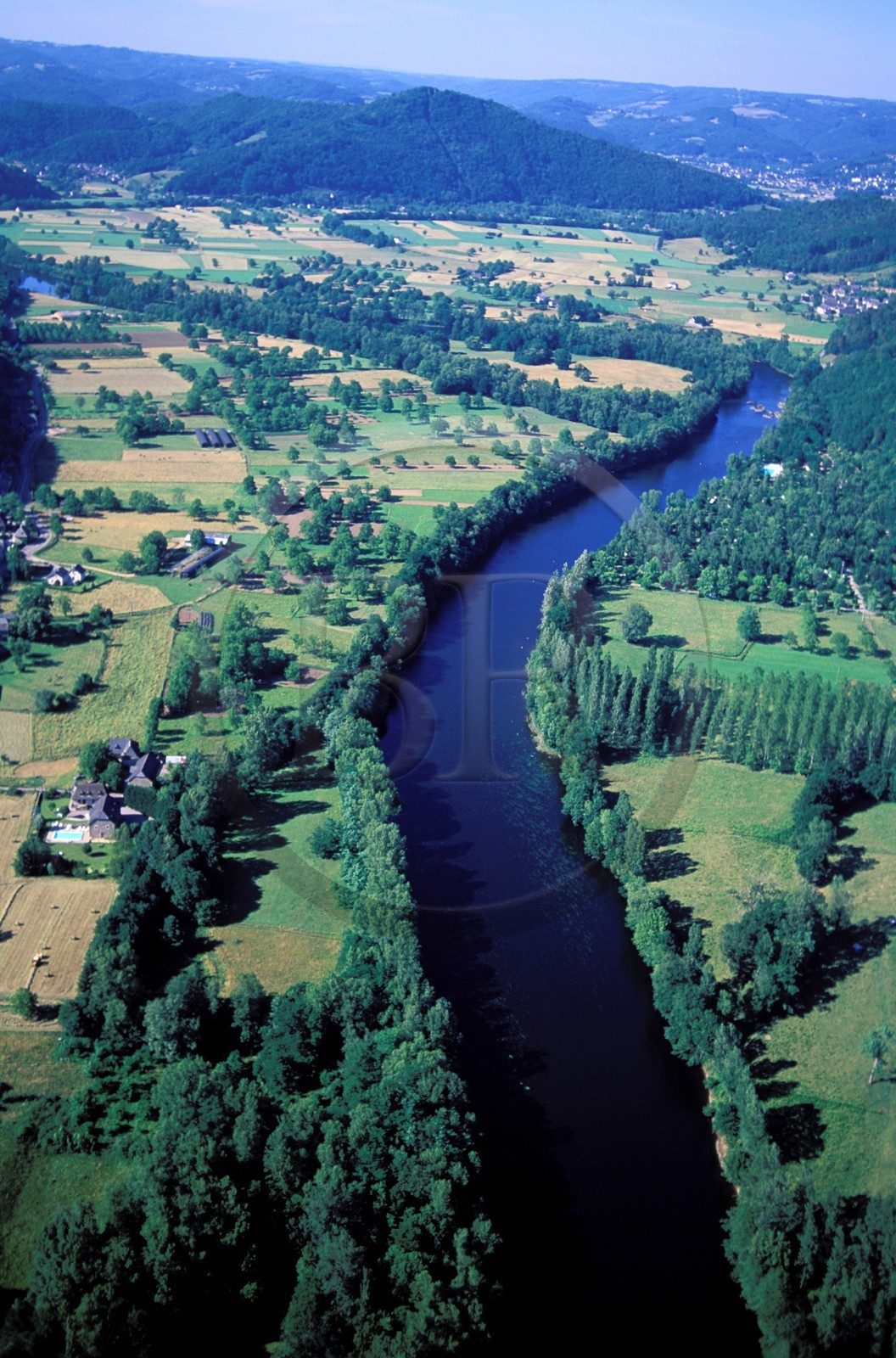 France, Corrèze (19), la Dordogne entre les villages d'Argentat et Beaulieu vers Bassignac-les-Bas (vue aérienne)