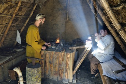 France, Calvados (14), Hérouville-Saint-Clair, Domaine de Beauregard, le parc historique Ornavik, reconstitution d'un campement viking de l'an 1000, espace composé de tentes que les vikings emmenaient avec eux en expédition, le forgeron
