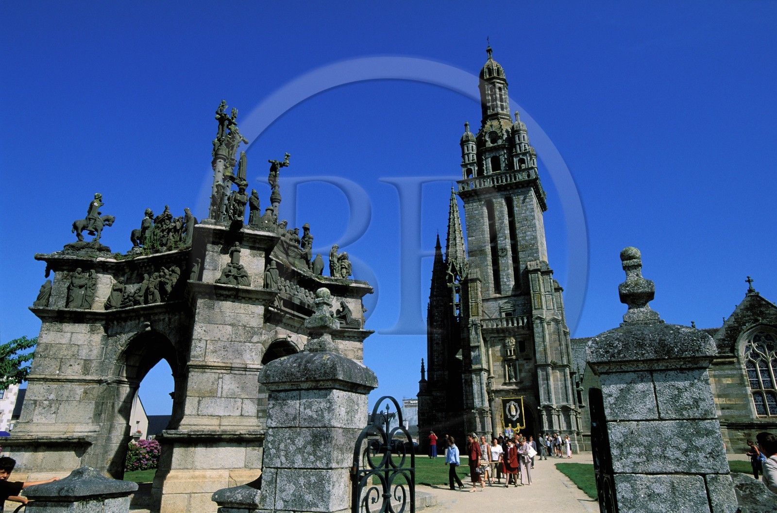 France, Finistère (29), enclos paraoissialde Pleyben, procession Pardon de Saint-Germain l'Auxerrois