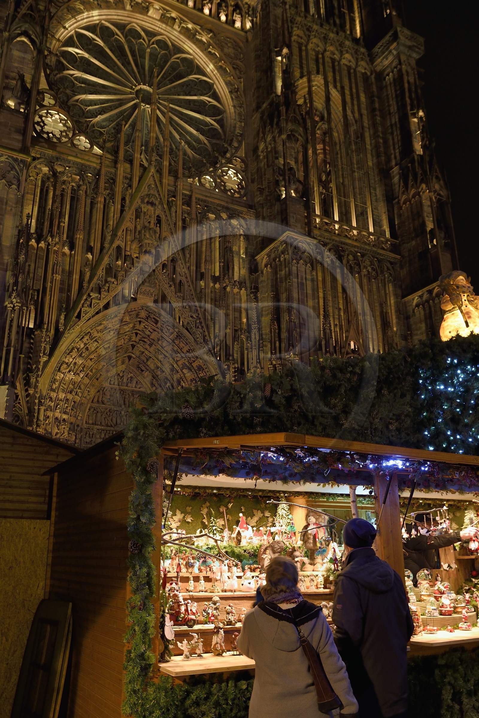 France, Bas-Rhin (67), Strasbourg, vieille ville classée au Patrimoine Mondial de l'UNESCO, étal du le Marché de Noel (Christkindelsmarik) place de la Cathédrale et la Cathédrale Notre-Dame