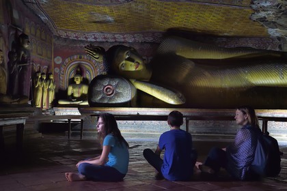 Sri Lanka, province du centre, district de Matale, Dambulla, Temple d'Or, Temple du Rocher Royal aussi appelé Ran Giri (Rocher doré) classé patrimoine mondial de l'UNESCO, la grotte n°3 Maha Alut Vihara (le Grand Nouveau Monastère), Bouddha couché