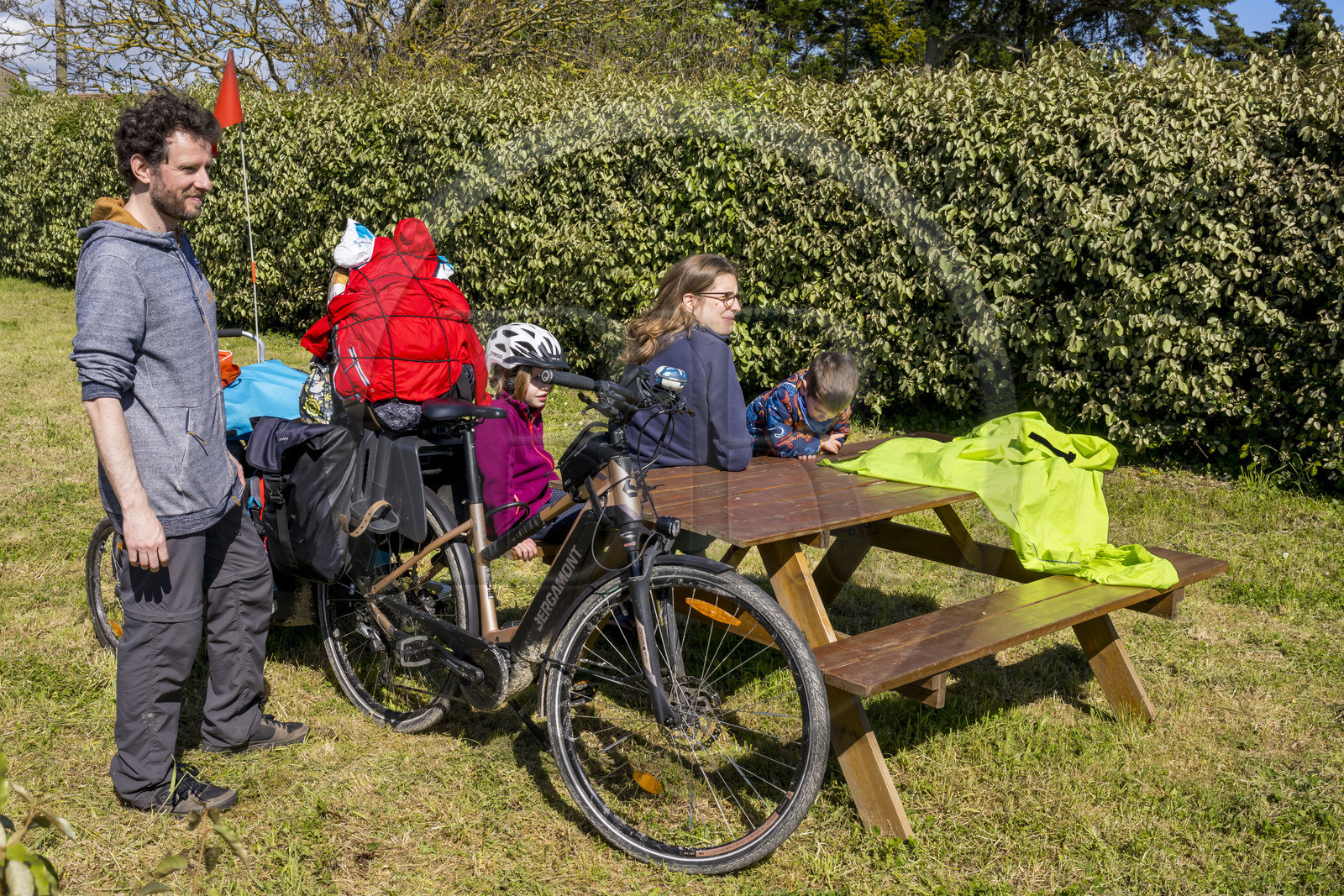 France, Vendée (85), Jard-sur-Mer, famille de cyclistes sur la piste de la véloroute Vendée Vélo Tour et Vélodyssée à la Vinière