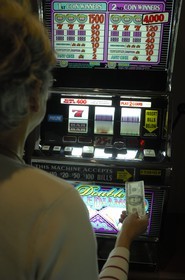 Italie, croisière à bord du Silvershadow de la compagnie Silversea, le casino, machine à sous