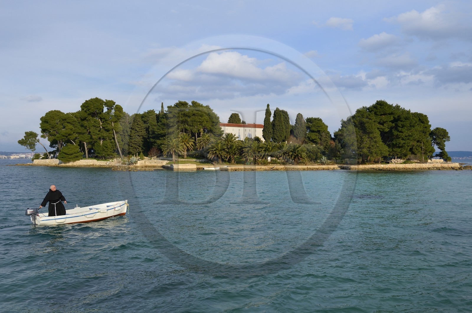 Croatie, Dalmatie, côte dalmate, Ile d’Ugljan, Preko, frère franciscain Bozo Susic rejoignant le Monastère Franciscain de l'îlot Galovac sur sa barque