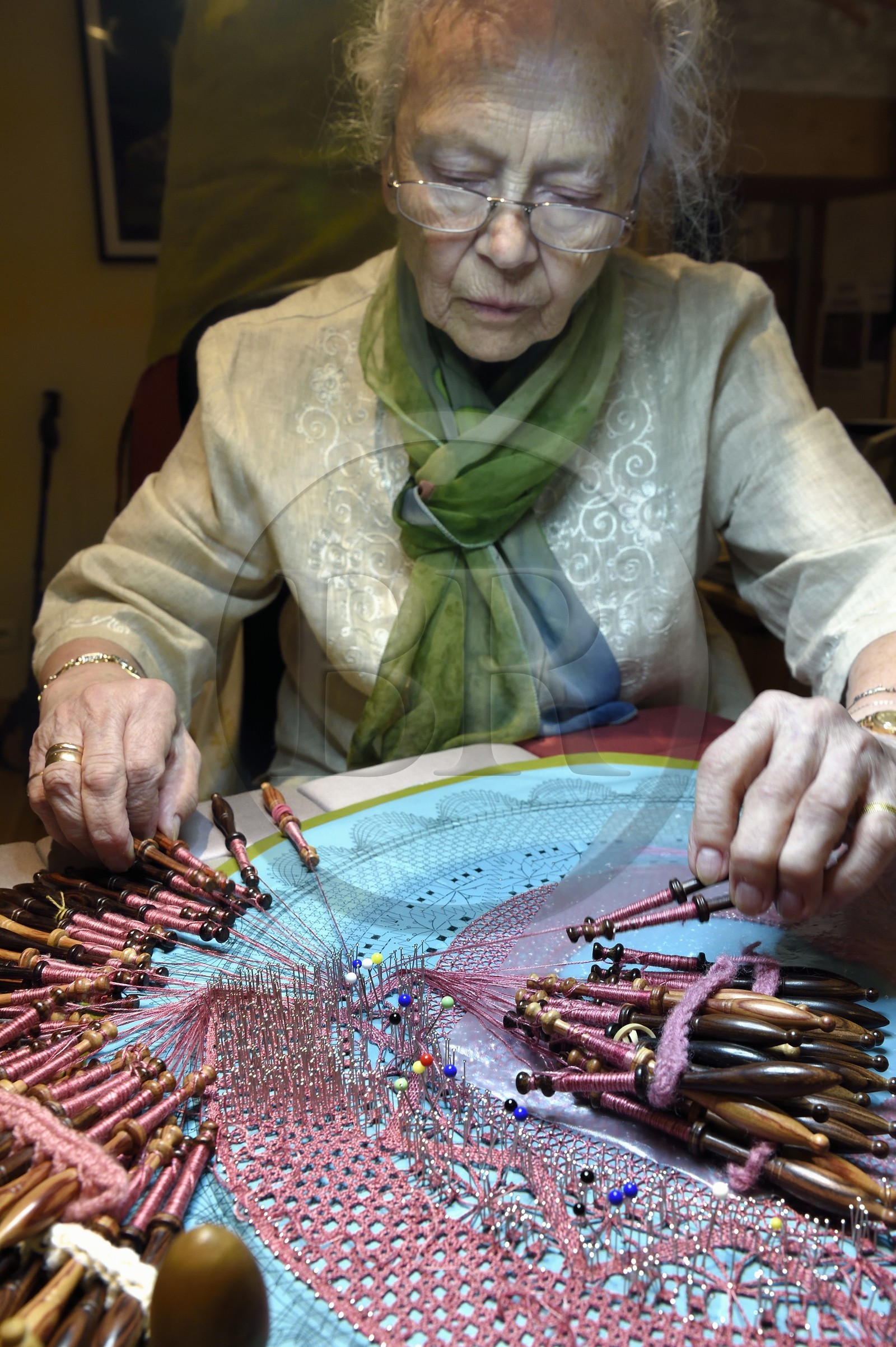 France, Haute-Loire (43), Brioude, atelier d'Art Couleurs Dentelle, la dentellière Irina Fougeron sur un carreau traditionnel, dentelle aux fuseaux