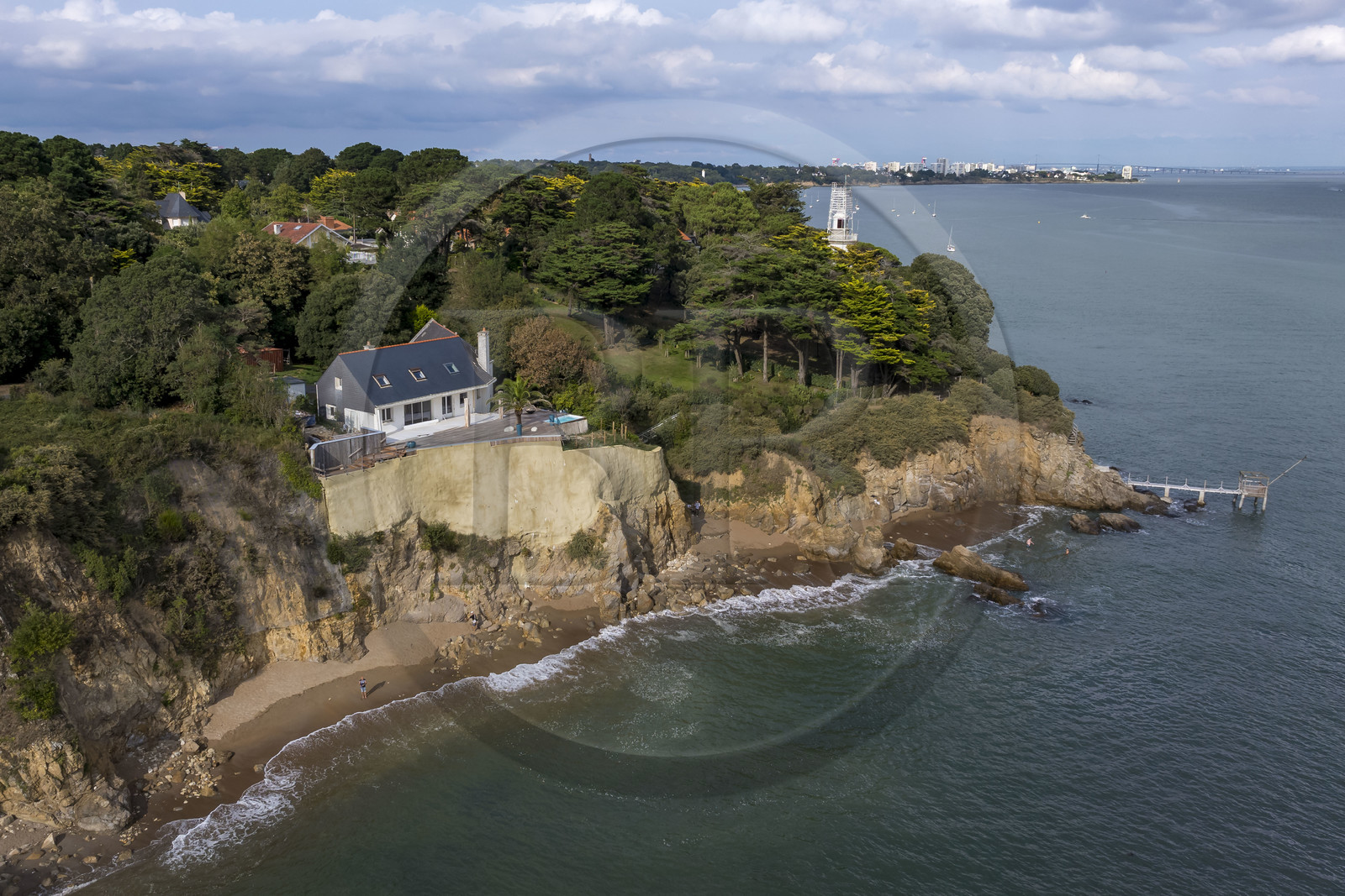 France, Loire-Atlantique (44), Estuaire de la Loire, Saint-Nazaire, pointe de l'Eve, phare d'Aiguillon (vue aérienne)