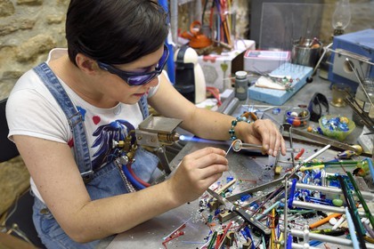 France, Var (83), Bormes-les-Mimosas, atelier A l'En Verre, la fileuse de verre Julie Marchioni travaille le verre pour des créations de bijoux