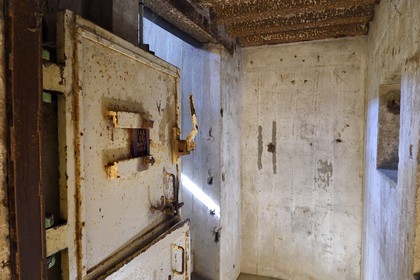 France, Calvados (14), Courseulles-sur-Mer, Centre Juno Beach, musée consacré au role du Canada lors de la Seconde Guerre Mondiale, porte blindée d'un bunker d'observation allemand