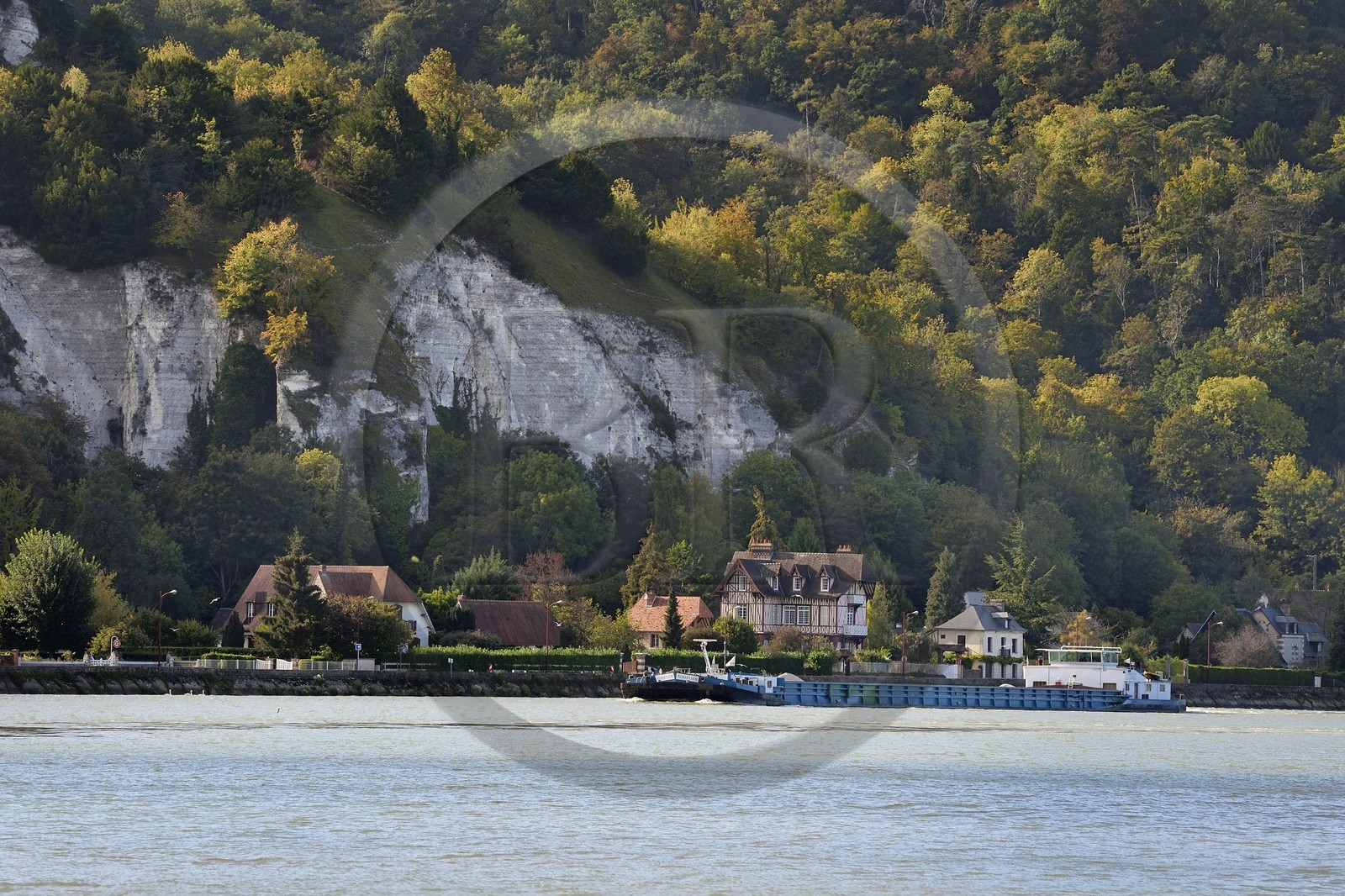 France, Seine-Maritime (76), Parc naturel régional des Boucles de la Seine normande, La Bouille, une péniche remonte le fleuve vers Rouen
