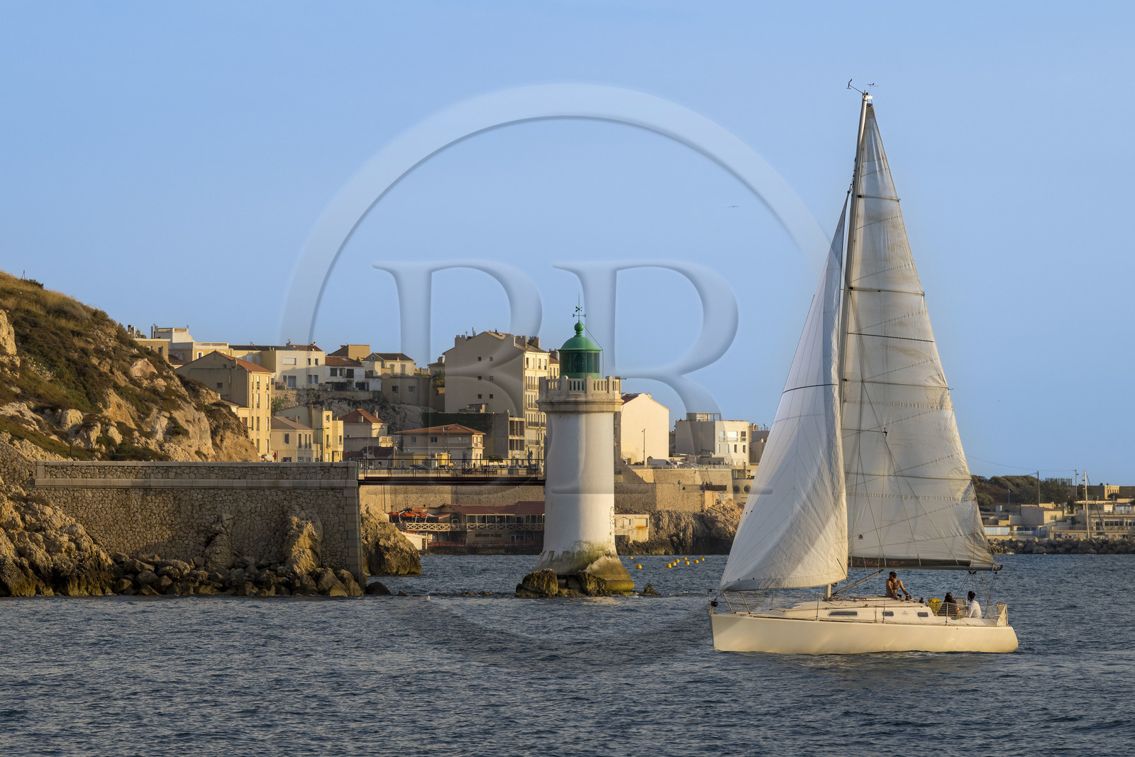 France, Bouches-du-Rhône (13), Marseille, un voilier entre au port à la balise du Pharo