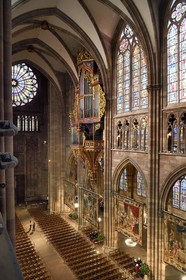 France, Bas-Rhin (67), Strasbourg, vieille ville classée au Patrimoine Mondial de l'UNESCO, la cathédrale Notre-Dame, le grand orgue et la grande rose de la facade occidentale, les Scènes de la vie de la Vierge réalisées à la demande de Richelieu sont une série de quatorze tapisseries suspendues dans la nef durant la période de l'Avent
