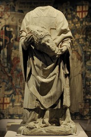 France, Paris (75), musée du Moyen-Age, ancien hôtel de Cluny, statue de Saint-Denis portant sa tête (15ème siècle)