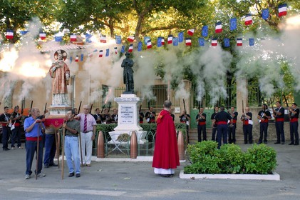 France, Var (83), la Provence Verte, Bras, la Bravade, procession de Saint-Etienne, les bravadeurs tirent des coups de fusils à blanc