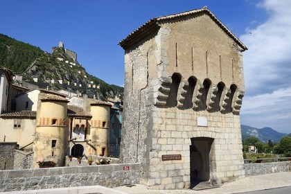 France, Alpes-de-Haute-Provence (04), cité médiévale d'Entrevaux dominée par sa citadelle et fortifiée par Vauban, la Porte Royale et le pont sur le fleuve Var