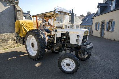France, Finistère (29), Iles du Ponant, Ile de Batz, le tracteur est le moyen de transport principal de l'ile