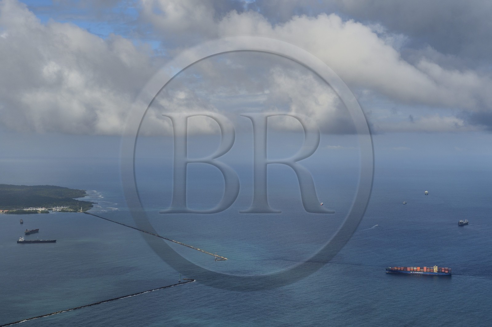 Panama, province de Colon, la baie Limon (Bahia Limon) dans la mer des Caraïbes à la sortie du Canal de Panama coté Atlantique procure un mouillage pour les navires en attente de transit (vue aérienne)
