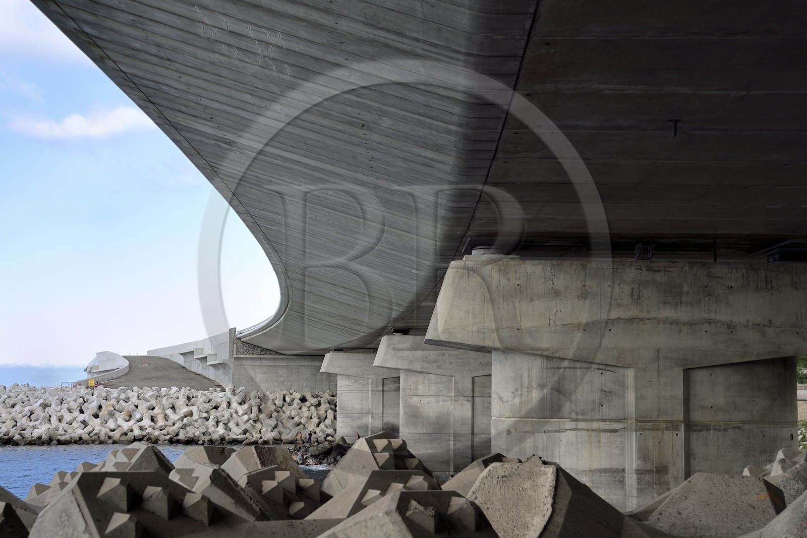 France, Ile de la Reunion, la Grande Chaloupe à La Possession, la Nouvelle Route du Littoral (NRL), fin du viaduc maritime long de 5,4 km entre la capitale Saint-Denis et la Grande Chaloupe