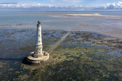 France, Gironde (33), le Verdon-sur-Mer, plateau rocheux de Cordouan à marée basse, phare de Cordouan, classé Patrimoine Mondial de l'UNESCO (vue aérienne)