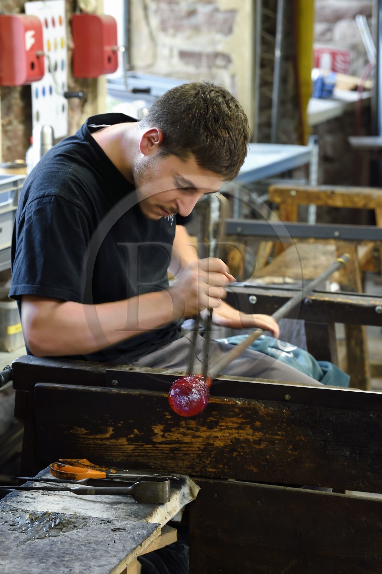 France, Moselle (57), Meisenthal, Centre international d’Art verrier (CIAV), l'atelier de soufflage, fabrication artisanale d'une boule de Noël, façonnage à la sortie du moule de soufflage