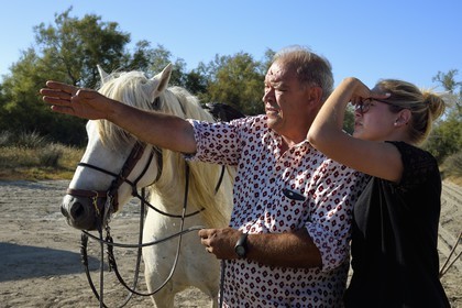 France, Bouches-du-Rhône (13), Parc naturel régional de Camargue, vers l'étang de Malagroy, le manadier Jacques Mailhan, éleveur de chevaux et taureaux de Camargue, et sa belle-fille Marie tournon