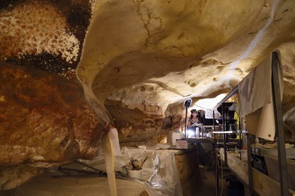 France, Dordogne, Montignac, Montignac-Lascaux Parietal Art international Centre (Lascaux 4) building site, finishing work in the passage of the reconstituted cave by the Atelier des Fac-Similés du Périgord (Perigord's Facsimile Workshop AFSP)
