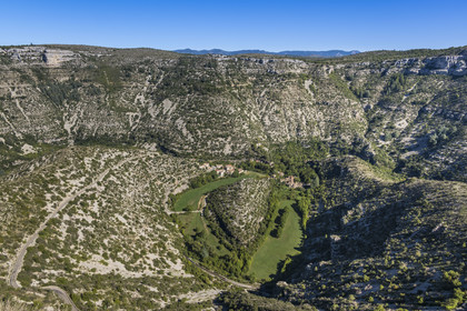 France, Hérault (34), les Causses et les Cévennes, paysage culturel de l'agro-pastoralisme méditerranéen inscrit au Patrimoine Mondial de l'UNESCO, Saint-Maurice-Navacelles, le Cirque de Navacelles, le rocher de la Vierge est entouré par un bras mort de la rivière La Vis
