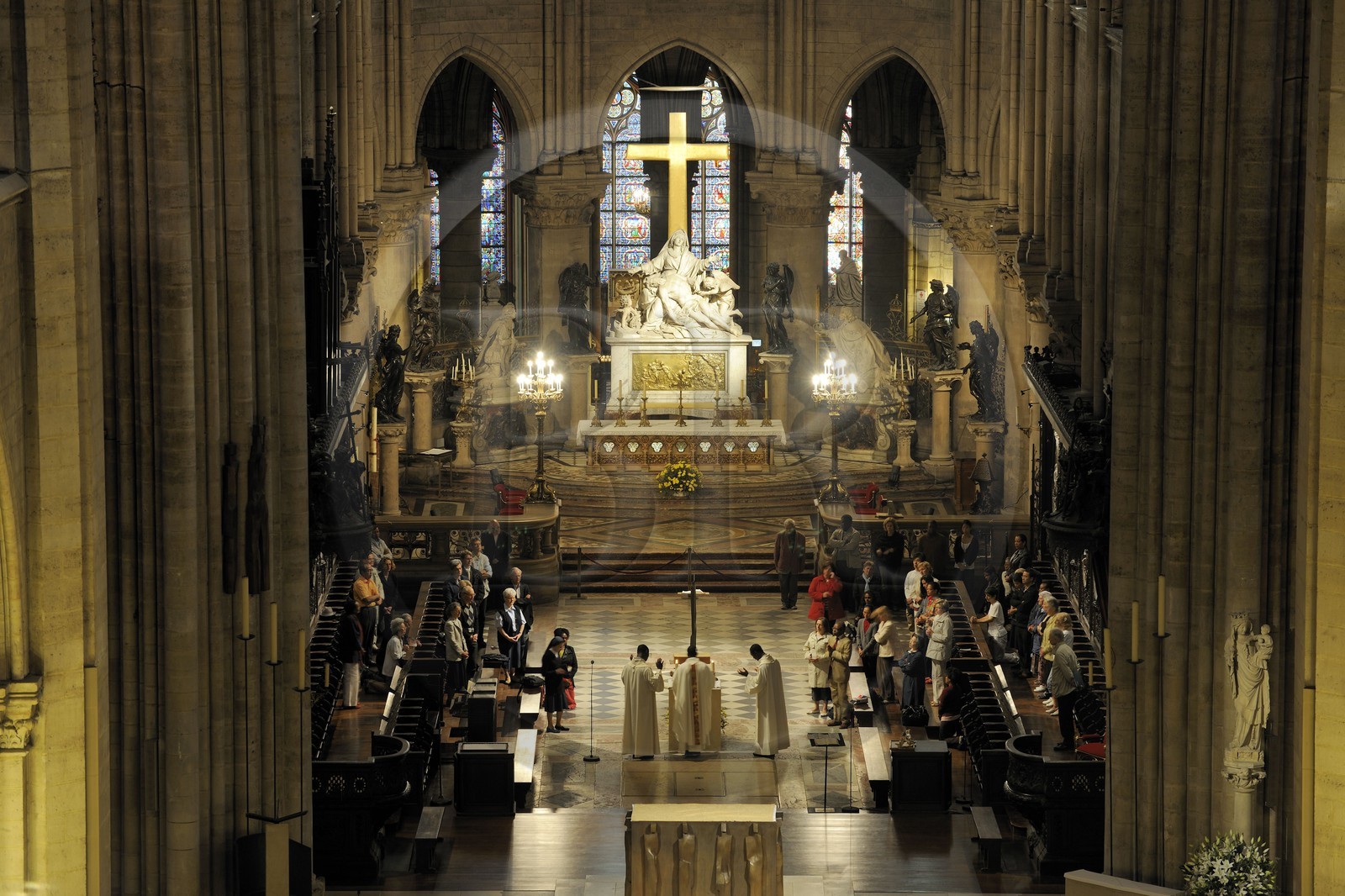 France, Paris (75), Ile de la Cité, cathédrale Notre-Dame de Paris, célébration d'une messe dans le choeur, on apperçoit la Vierge à l'Enfant sur la colonne droite au niveau du transept