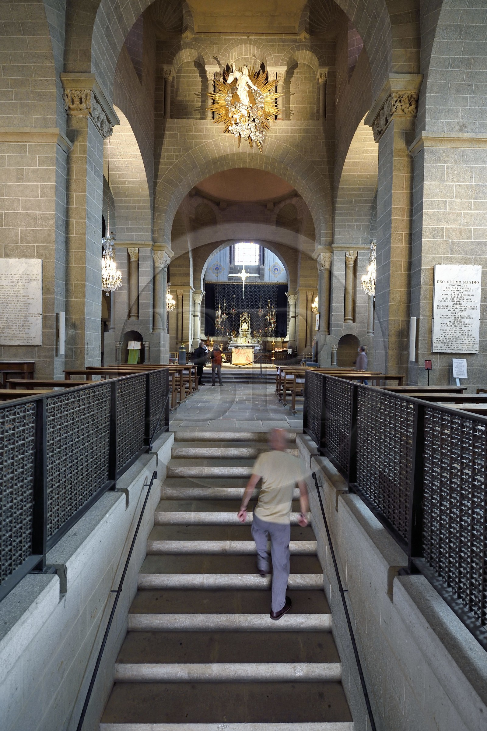 France, Haute-Loire (43), Le Puy-en-Velay, étape des chemins de Compostelle, la cathédrale Notre-Dame-de-l'Annonciation du XIIe siècle classée Patrimoine Mondial de l'UNESCO, escalier extérieur débouchant devant le choeur et la statue de Marie portant son enfant surnommée La vierge noire (XVIIe siècle)