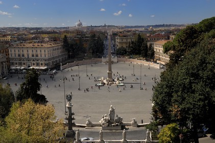 Italie, Latium, Rome, centre historique classé Patrimoine Mondial de l'UNESCO, piazza del Popolo et la basilique Saint-Pierre en arrière plan