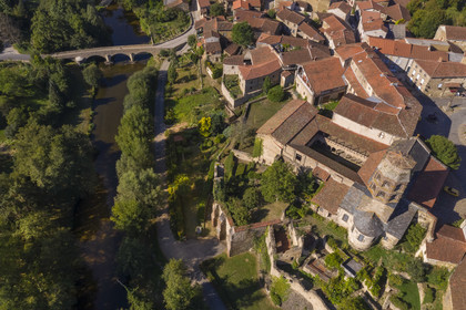 France, Haute-Loire (43), Lavaudieu, labellisé Les Plus Beaux Villages de France, l'Abbaye Saint-André de style roman auvergnat et le vieux pont sur la Senouire (vue aérienne)