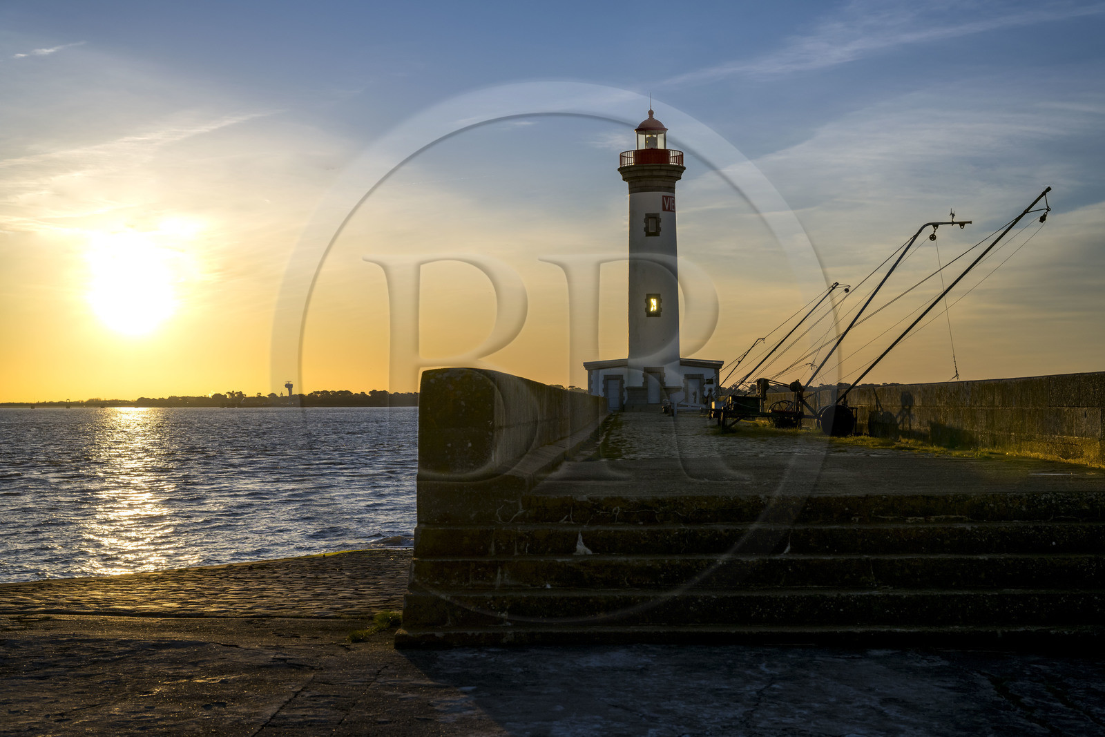 France, Loire-Atlantique (44), Saint-Nazaire, le phare du Vieux Mole sur l'estuaire