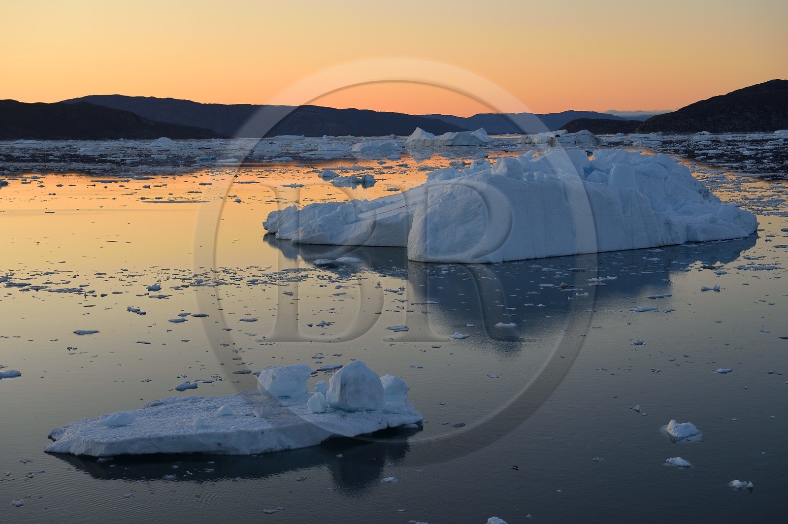 Groenland, cote ouest, baie de Disko, icebergs dans la baie de Quervain au crépuscule