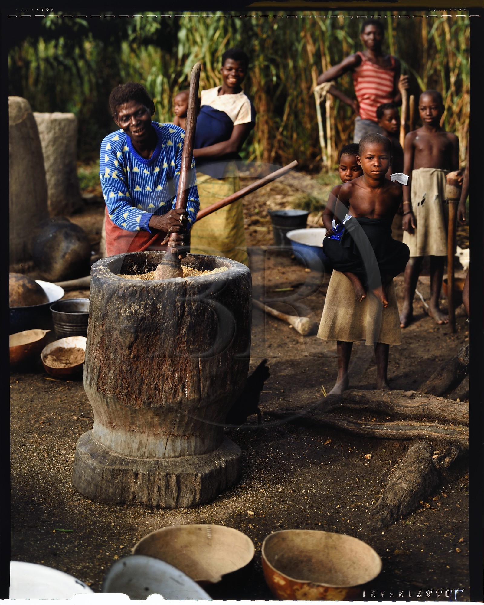 Burkina Faso, Poni province, Lobi land, Loropéni region, wives of the village chief of Lakar pounding millet (cereal)