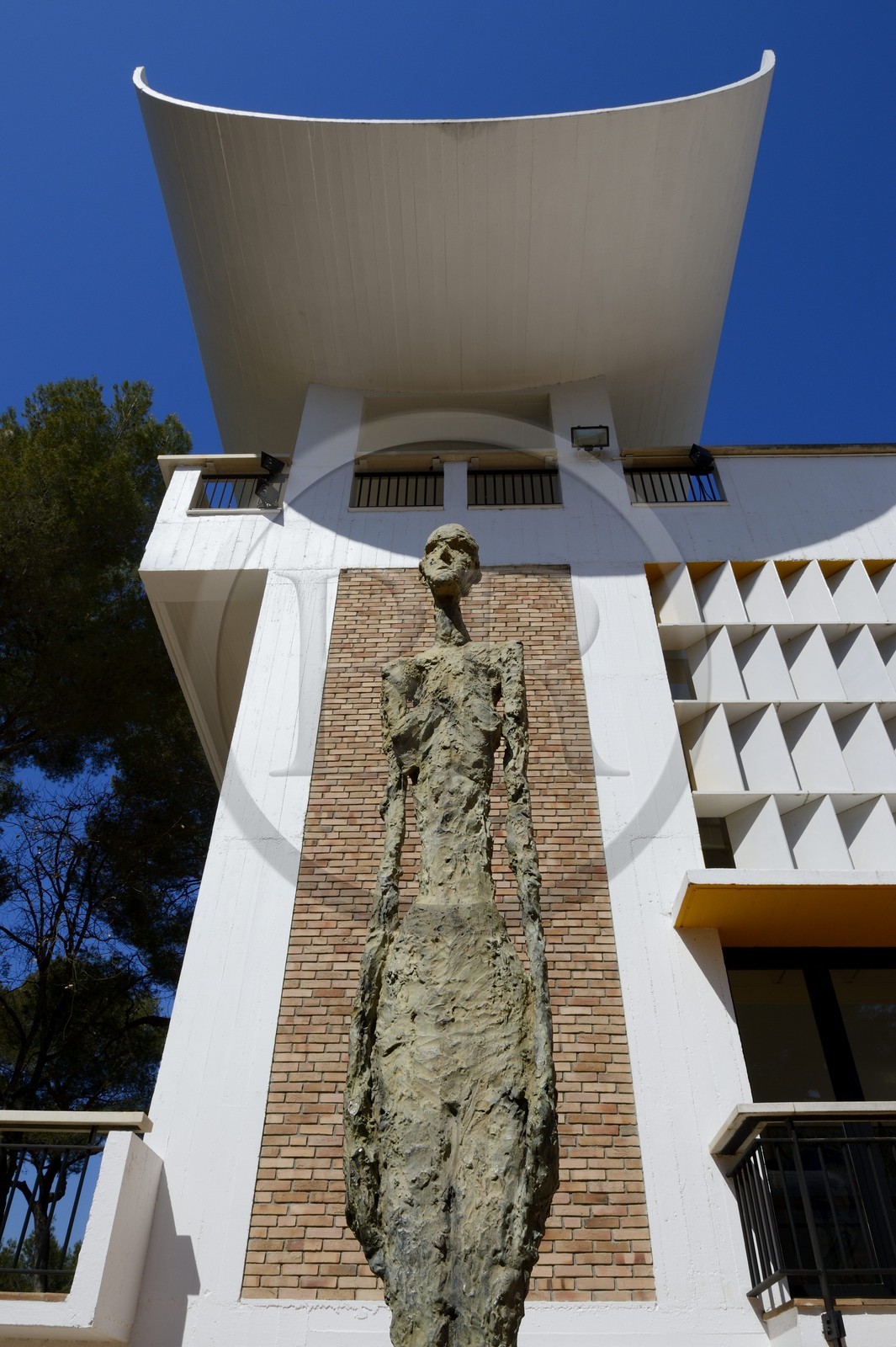 France, Alpes-Maritimes (06), Saint Paul de Vence, Fondation Maeght de l’architecte catalan Josep Lluis Sert, musée d'art contemporain, cour Giacometti, Femme debout II (1960) de Alberto Giacometti