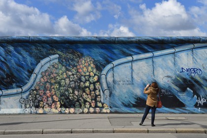 Allemagne, Berlin, Friedrichshain-Kreuzberg, East Side Gallery, le mur, oeuvre intitulé Es geschah im November (C'est arrivé en Novembre) par Kani Alavi