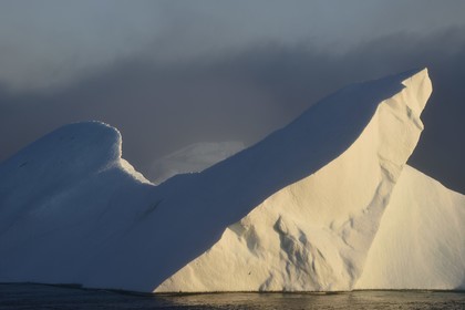 Groenland, cote Nord-Ouest, Murchison sund, iceberg au large de Kiatak (Northumberland Island)