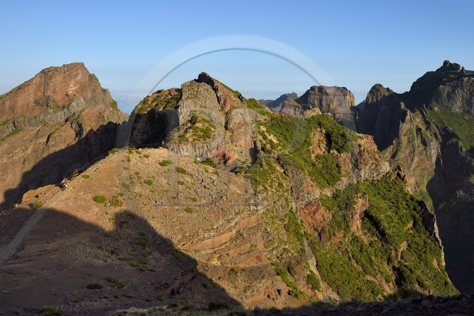 Portugal, Ile de Madère, randonneurs sur le sentier du Vereda do Areeiro entre les monts Pico Ruivo (1862m) et Pico Arieiro (1817m), vue depuis le Pico Arieiro sur la chaine de montagnes centrale et le belvédère de Ninho da Manta (nid de buse) en arrière plan