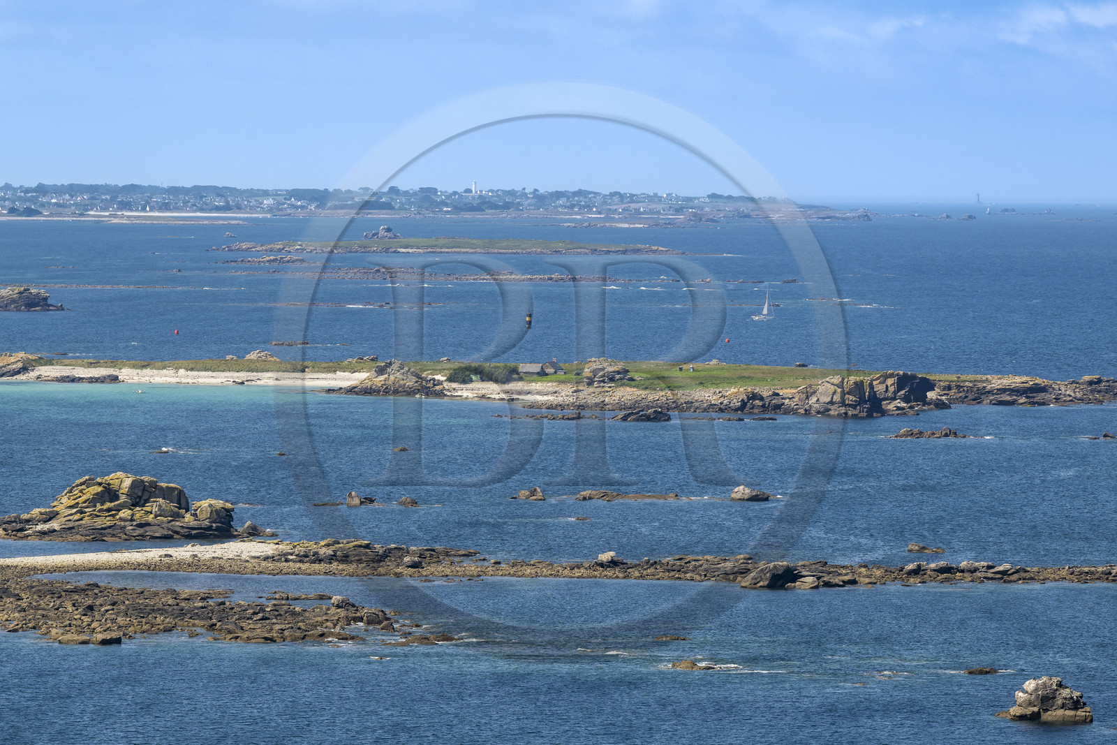 France, Finistère, Abers Country (Pays des Abers), islands in the Aber Wrac'h estuary seen from the Virgin Island