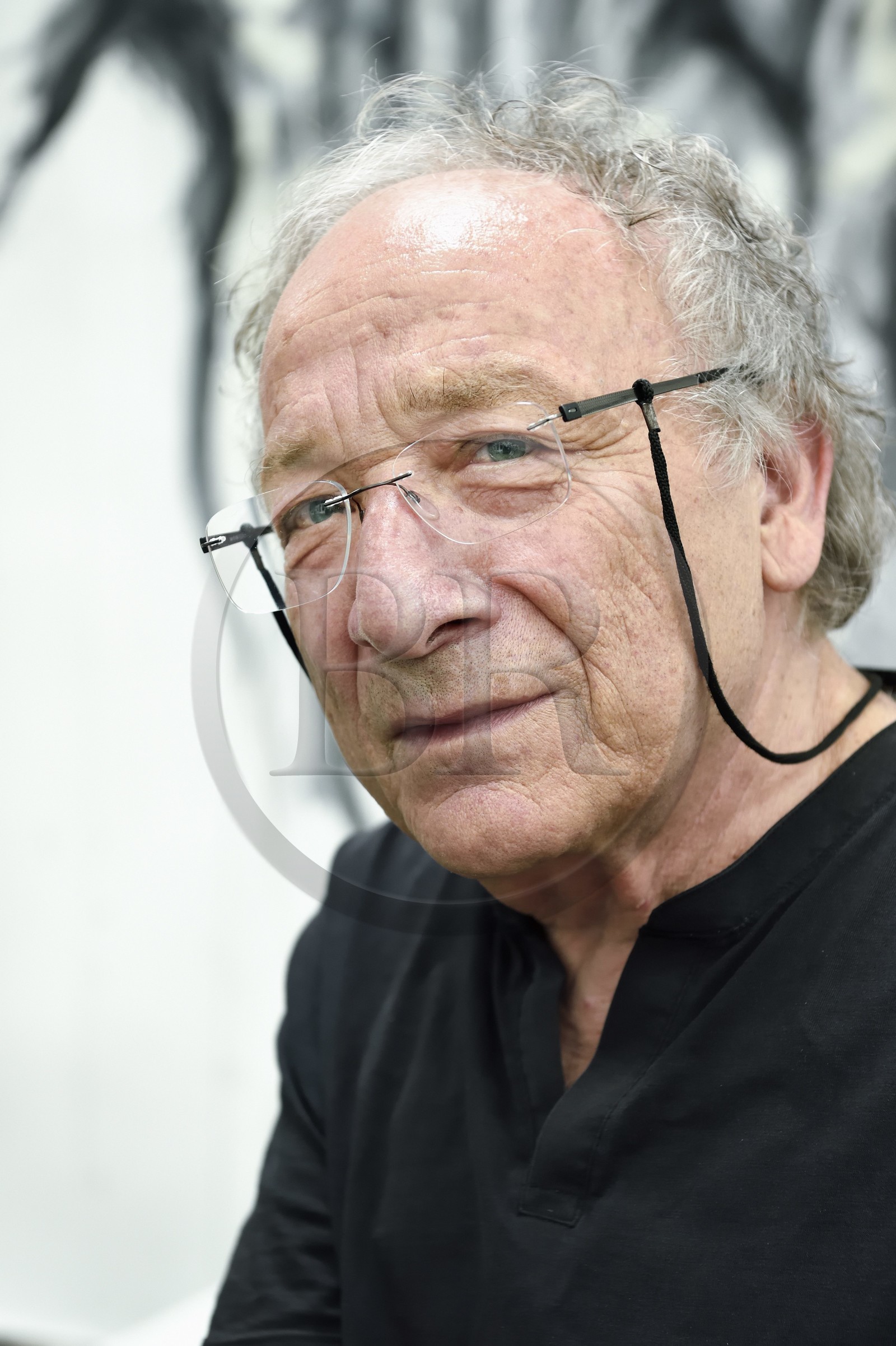 France, Ivry-sur-Seine (94), l'artiste plasticien Ernest Pignon-Ernest dans son atelier